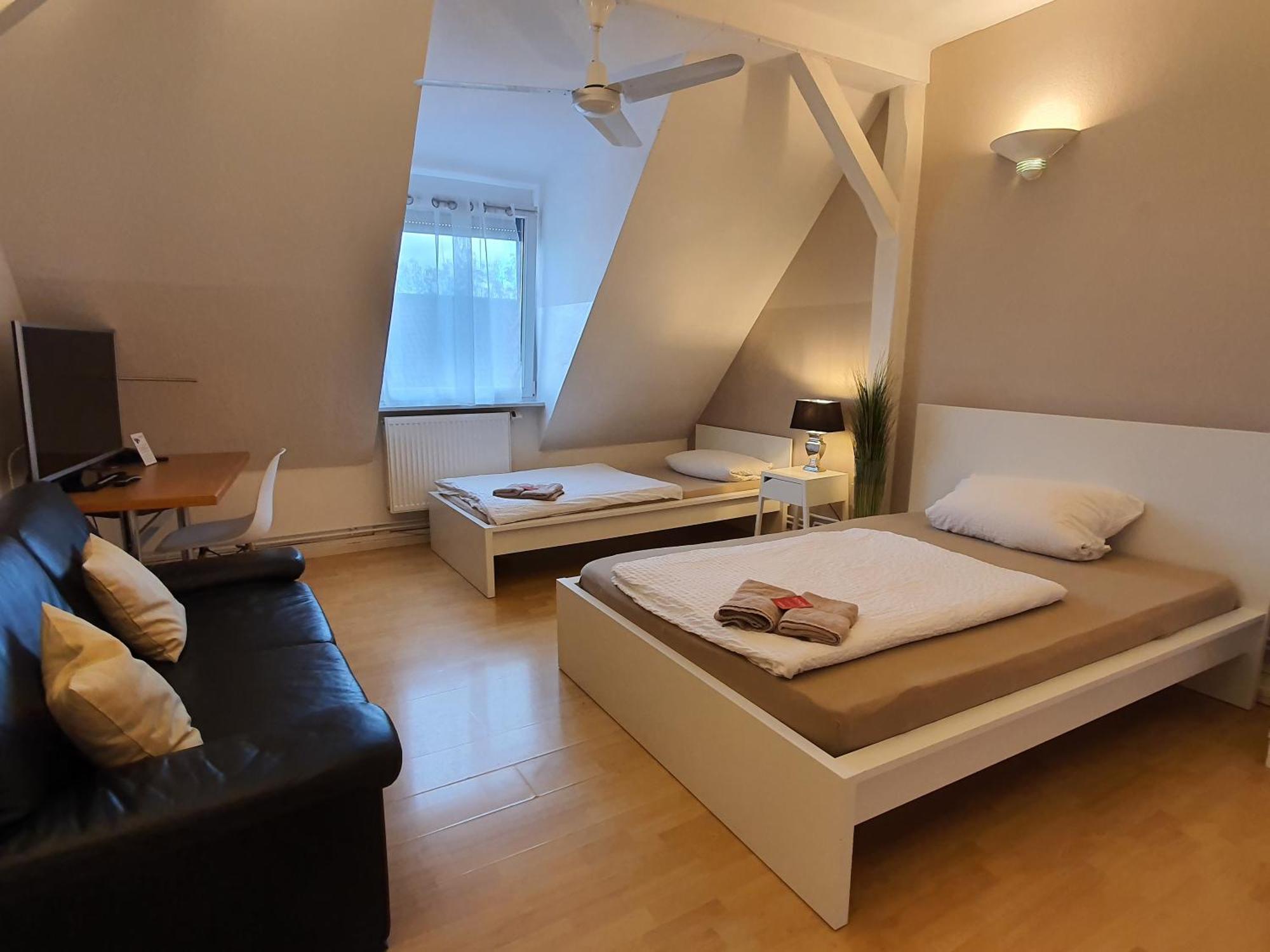 Colodging Mannheim - Private Rooms & Kitchen المظهر الخارجي الصورة